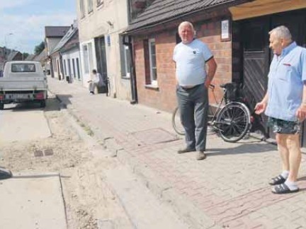 Piotr Szczepaniak i Konstanty Grzybowicz (na zdjęciu) otrzymali od Marka Młynarczyka zapewnienie, że obok ich posesji chodnik nie będzie podnoszony do góry. Teraz wspólnie pilnują, by wykonawca dotrzymał słowa.