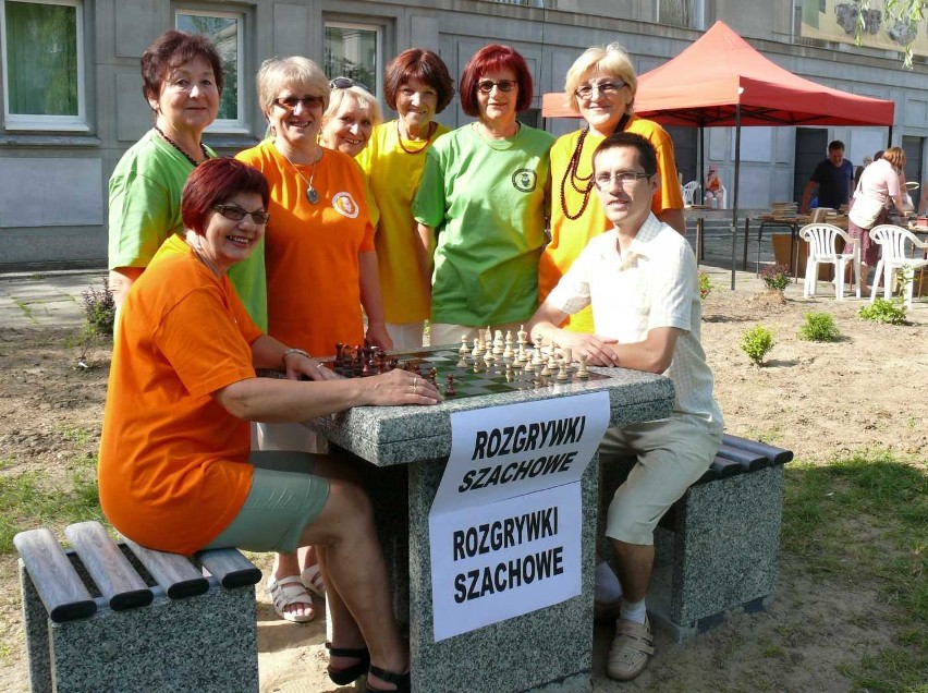 Granitowy stolik do gry w szachy na trawniku przy Miejskim...