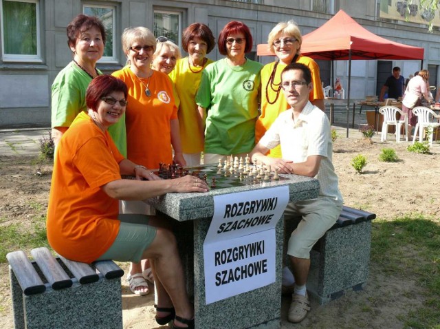 Granitowy stolik do gry w szachy na trawniku przy Miejskim Domu Kultury to dzieło stowarzyszenia Uniwersyteckie Srebrne Lata.