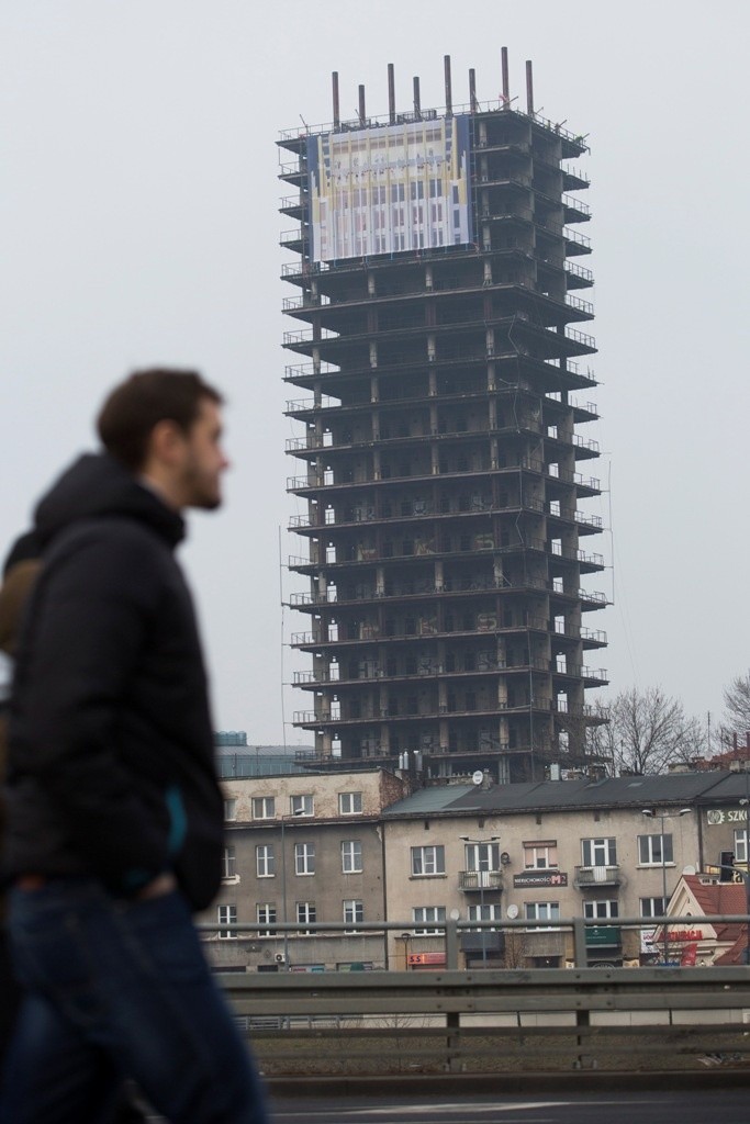 Rozpoczęli opakowywanie krakowskiego „szkieletora”. Po Nowym Roku budynek zostanie wypatroszony 