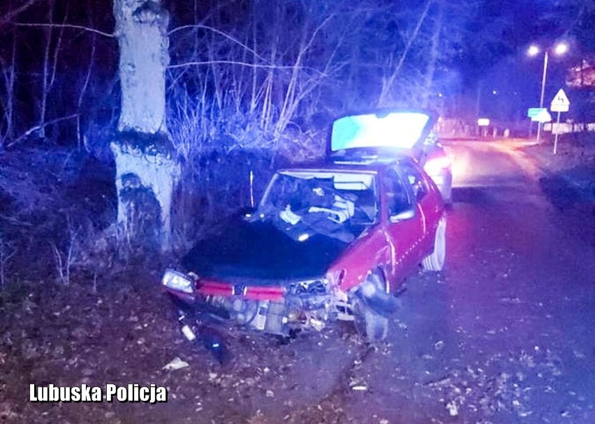 Wypadek w Krośnie Odrzańskim. 23-latek uderzył w drzewo