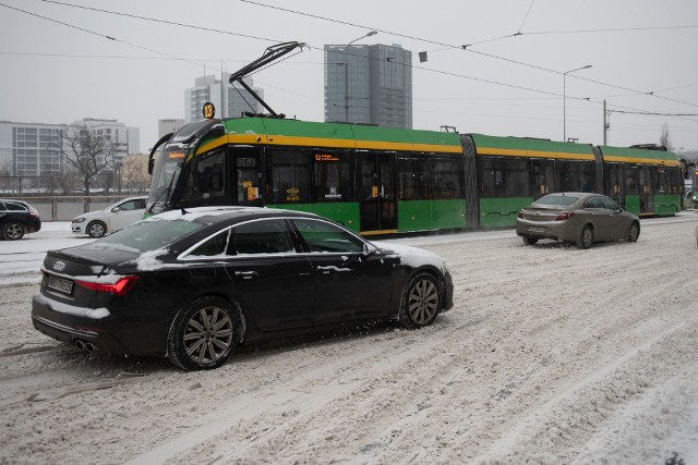 Atak zimy w Poznaniu spowodował ogromne utrudnienia na drogach.Przejdź do kolejnego zdjęcia --->