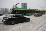 Atak zimy w Poznaniu: Utrudnienia w ruchu na drogach. Kierowco, tych ulic lepiej unikać!