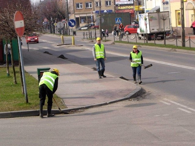 Ekipa robocza Podlaskiego Zarządu Dróg Wojewódzkich sprząta ulicę Sikorskiego w Łapach