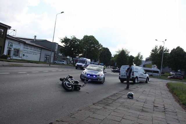 Na ulicy Szczecińskiej w Koszalinie doszło do wypadku motocyklisty i samochodu osobowego. Kierowca citroena nie ustąpił pierwszeństwa prawidłowo jadącemu motocykliście i doszło do kolizji. Na szczęście nic poważnego się nikomu nie stało. Kierowca francuskiego samochodu został ukarany mandatem karnym.