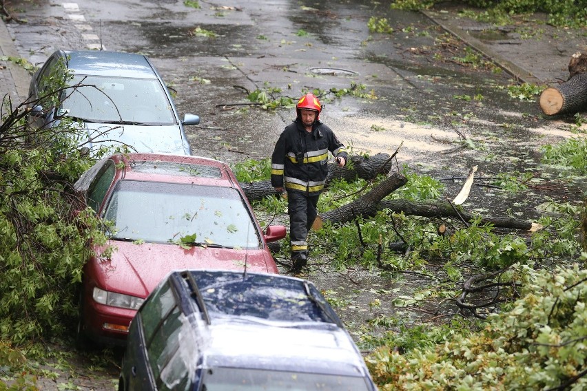 Nad Chorzowem przeszła trąba powietrzna, szkody są też w...