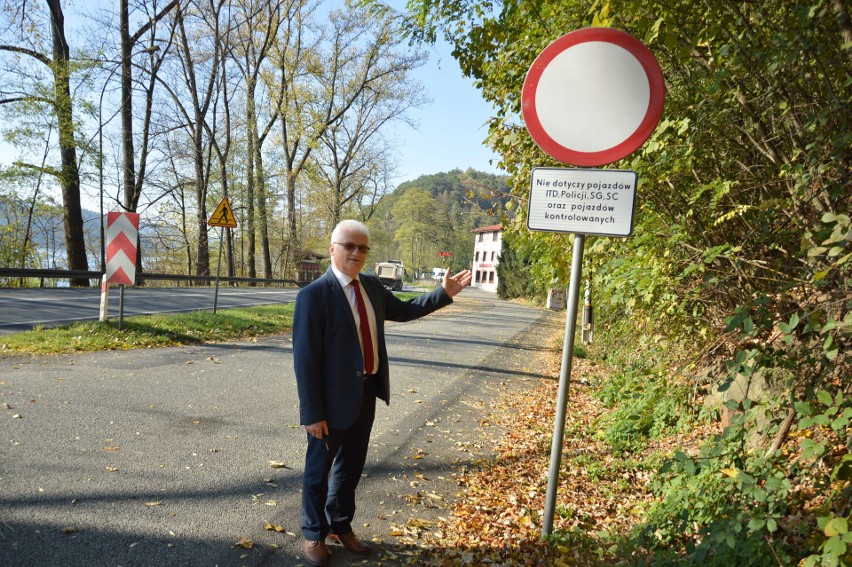 Czchów: Jest zatoka parkingowa obok Jeziora Rożnowskiego, ale nie dla kierowców [ZDJĘCIA]