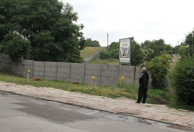 Na razie na Psich Górkach starszy betonowy płot, ale jest szansa, że w narożniku ulic Skalistej i Wojska Polskiego stanie budynek a ogrodzenie zniknie.