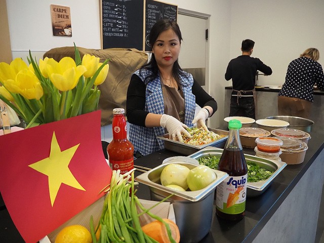 Ponad 20 osób wybrało się w niedzielne przedpołudnie do Centrum Dialogu im. Marka Edelmana, by nauczyć się gotować wietnamską zupę pho. Warsztaty pod hasłem "Jak smakuje Wietnam?" poprowadziła Lilly Tran, restauratorka i ambasadorka kuchni wietnamskiej w Łodzi.Uczestnicy zajęć uczyli się gotować nie tylko zupę pho, ale także sajgonki i pierożki w cieście ryżowym. Czytaj dalej