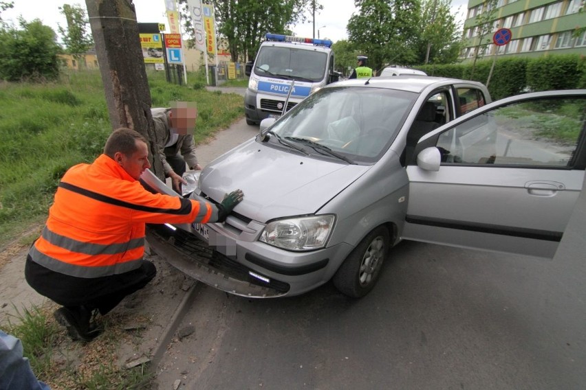 Samochód uderzył w latarnię na Sołtysowickiej