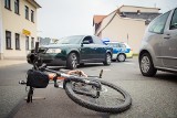 Ruda Śląska. Wypadek z udziałem rowerzysty. Jechał ścieżką dla rowerów, kierowca samochodu wymusił pierwszeństwo