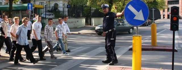 Na wielu przejściach w pobliżu szkół porządku strzegą policjanci i strażnicy miejscy. Tak było na przykład we wtorek na kieleckiej ulicy Kościuszki. Akcja "Bezpieczna droga do szkoły&#8221; potrwa 11 dni. Mundurowi będą pilnować porządku o poranku i w porze, gdy dzieci kończą lekcje.