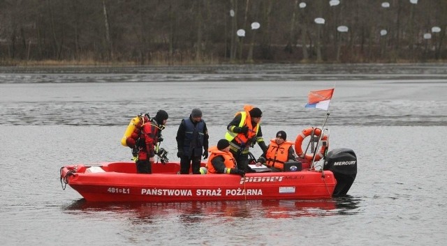 Na miejscu pracowało aż 13 zastępów straży pożarnej. Na szczęście wszyscy trzej wędkarze zostali wyłowieni i przekazani pod opiekę lekarzy.