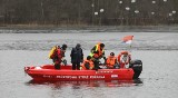 Wypadek na jeziorze Rosnówko pod Poznaniem. Trzech wędkarzy wypadło z łódki do wody. Ratowało ich kilkudziesięciu strażaków