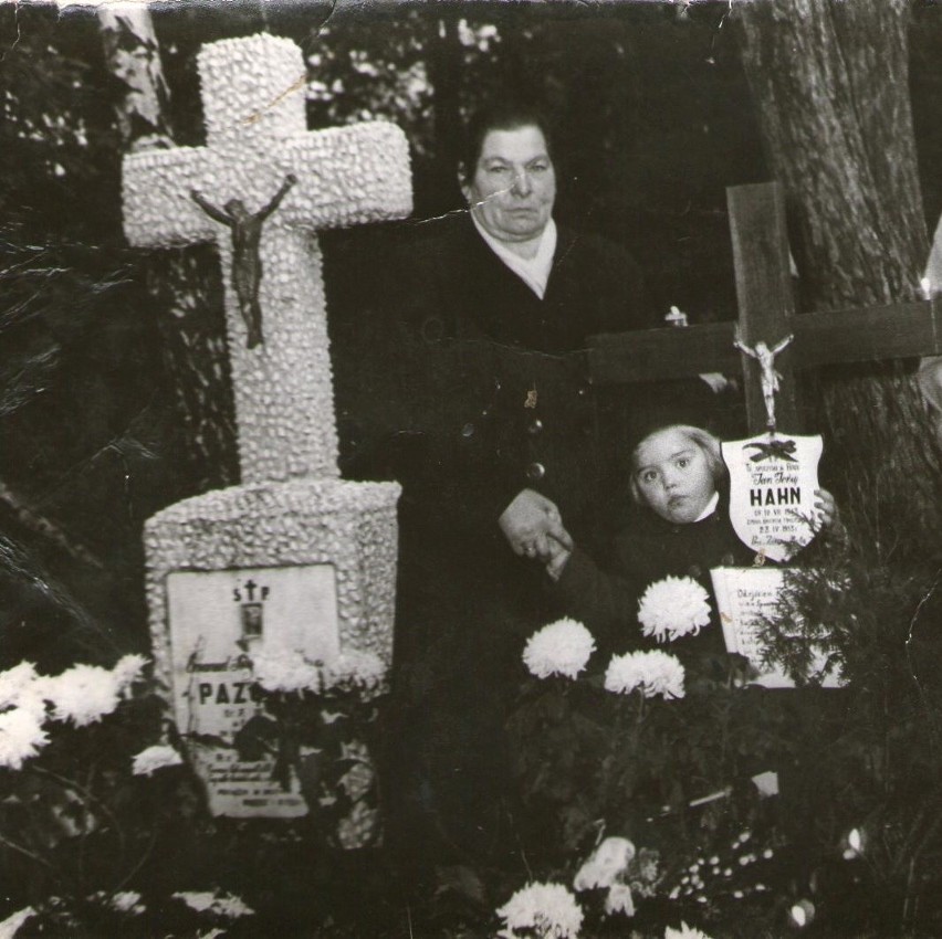 Marta Hahn przy grobie swojego przybranego syna Janka. Obok...