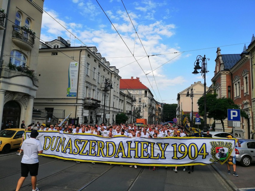 Cracovia - DAC Dunajska Streda. Śpiewy i kolorowe race. Przemarsz kibiców słowackiego klubu na stadion "Pasów" 