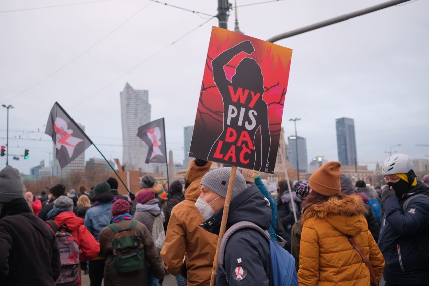 Warszawa: Protest Strajku Kobiet „W imię matki, córki, siostry" [ZDJĘCIA] [WIDEO] Rondo Praw Kobiet zamiast Dmowskiego