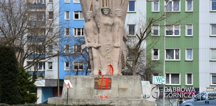Pomnik Bohaterom Czerwonych Sztandarów został oblany...