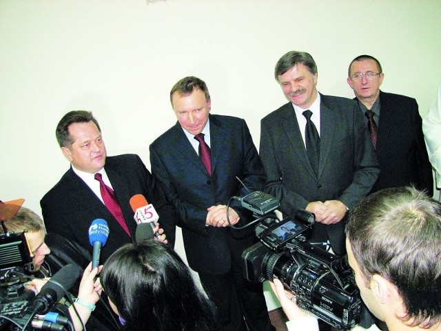 Czołowi politycy znaczącej partii, to w Suwałkach coraz większa rzadkość. Na zdjęciu, od lewej: Jarosław Zieliński, Jacek Kurski i Krzysztof Putra.