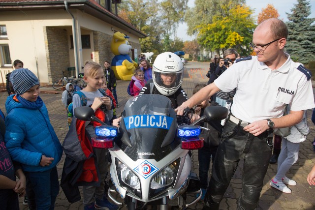 Krapkowiccy policjanci pokazali dzieciom samochody i motory, z których korzystają w pracy.