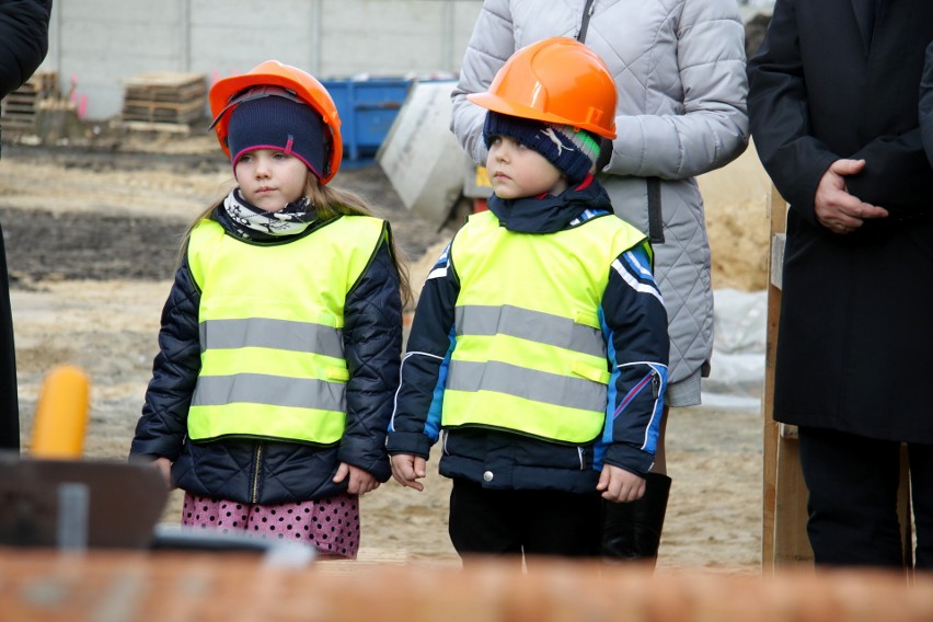 Kapsuła czasu została wmurowana pod budowę przedszkola we Włoszczowie (ZDJĘCIA)