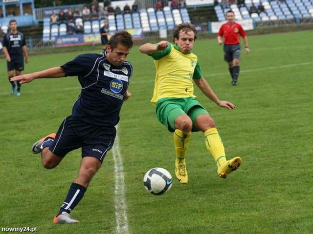 Damian Juda (przy piłce, na zdjęciu jeszcze jako piłkarz Unii Nowa Sarzyna) w meczu z Czuwajem błysnął formą strzelecką