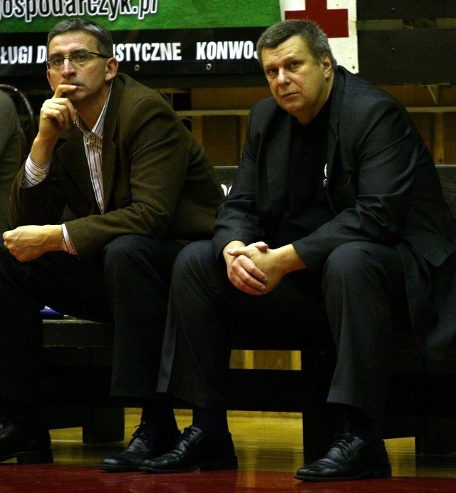 bigniew Pyszniak (z prawej) nie jest już trenerem koszykarzy Siarki. Zastąpił go Bogdan Pamuła (z lewej).