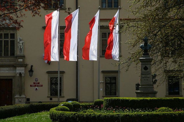 8 maja przypada Narodowy Dzień Zwycięstwa, z kolei jutro, 9 maja obchodzimy Dzień Europy. Z tej okazji miejskie tramwaje i autobusy jeżdżą udekorowane biało-czerwonymi i europejskimi chorągiewkami, a budynki Urzędu Miasta Krakowa zostały udekorowane flagami.