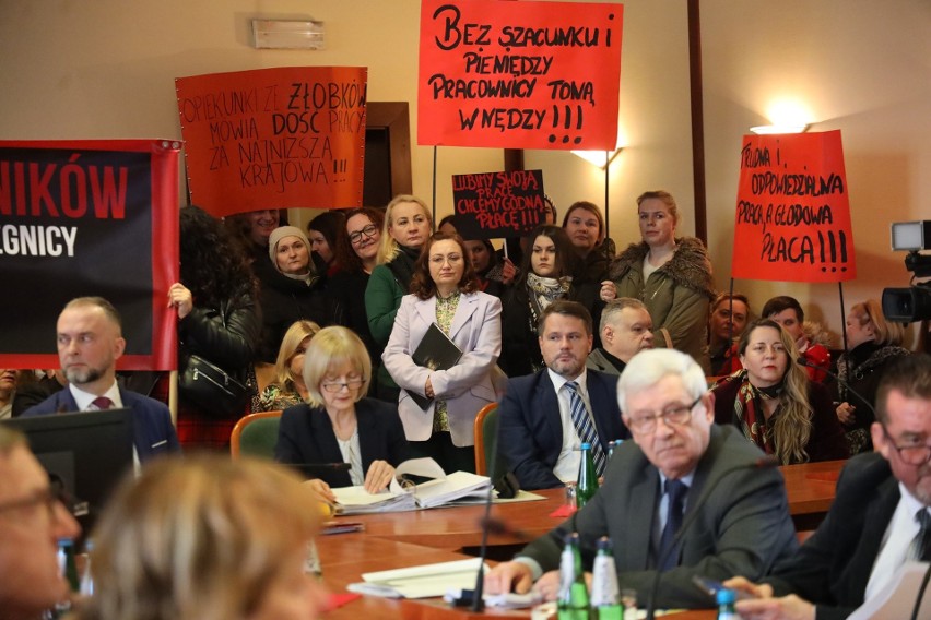 W Legnicy rozpoczął się dziś (27.02.2023) strajk pracowników...