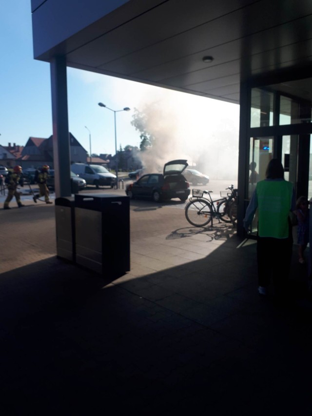 Spłonął samochód osobowy w Knurowie przy ul. Prusa na parkingu przed Lidlem.