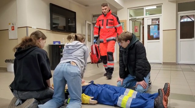 W filmie udział wzięli uczniowie ze szkolnego koła pierwszej pomocy II LO oraz ratownik medyczny Tomasz Molesztak. Za realizację filmu odpowiadają członkowie szkolnej telewizji Bronia TV