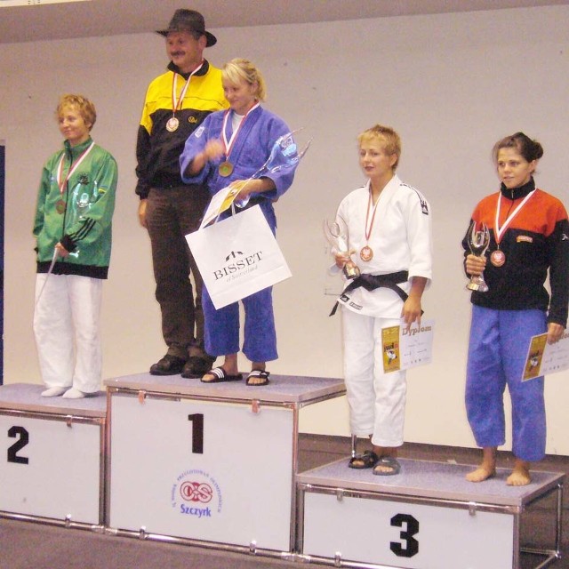 Medalistki kategorii 48 kilogramów. Na najwyższym stopniu podium Katarzyna Pułkośnik z ojcem, a zarazem trenerem Piotrem.