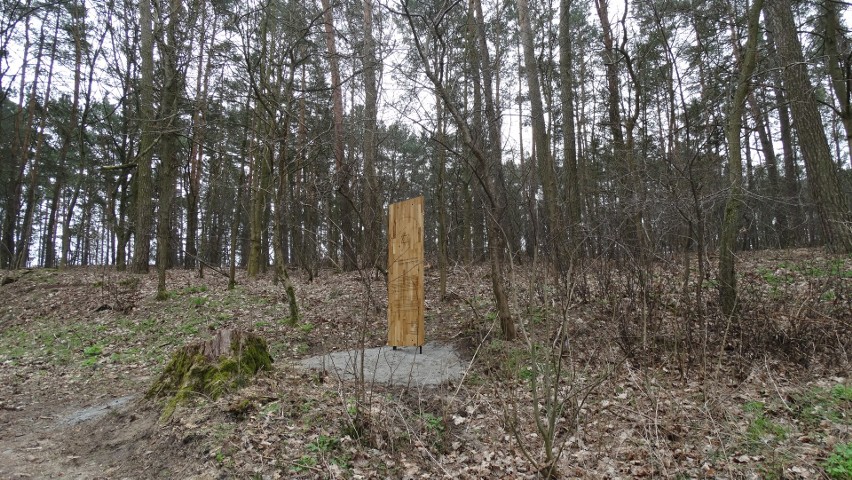 Dwie drewniane tablice stanęły w okolicy cmentarza...