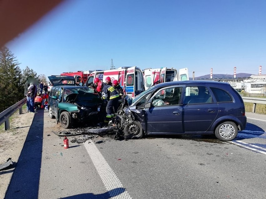 Opel, renault i volkswagen zderzyły się dziś po godz. 15 na...