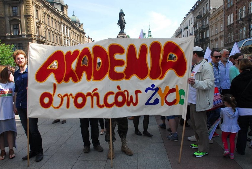 Ponad 1,5 tysiąca osób przeszło ulicami Krakowa w Marszu dla Życia i Rodziny [ZDJĘCIA, WIDEO]