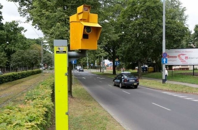 Żółta skrzynka fotoradaru na ulicy Ku Słońcu w Szczecinie. W naszym regionie będzie  niebawem 18 takich urządzeń przy drogach krajowych