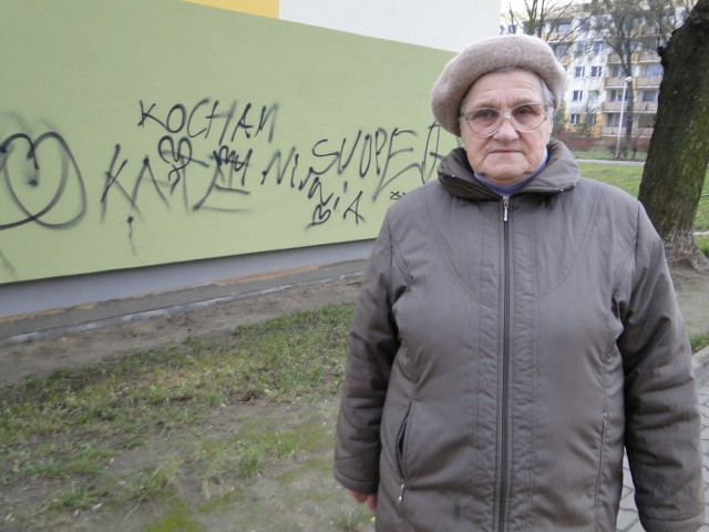 - Szkoda, że ktoś nie potrafił uszanować pracy robotników, którzy bardzo ładnie ocieplili i pomalowali ściany tego bloku - mówi pani Stanisława, którą spotkaliśmy kilka dni temu przy ulicy Olsztyńskiej 11. 