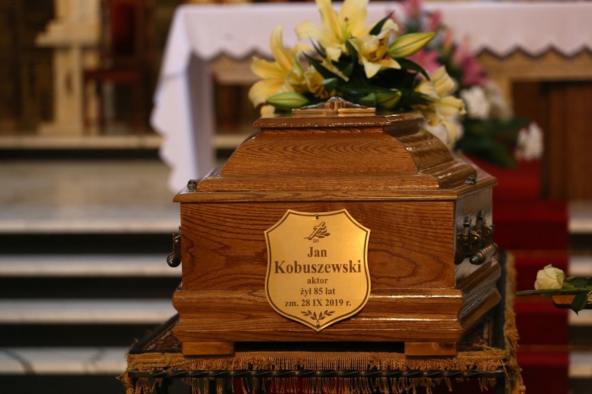 Pogrzeb Jana Kobuszewskiego [ZDJĘCIA] Aktor został pochowany na Powązkach w Warszawie. Żegnała go żona Hanna Zembrzuska [WIDEO]