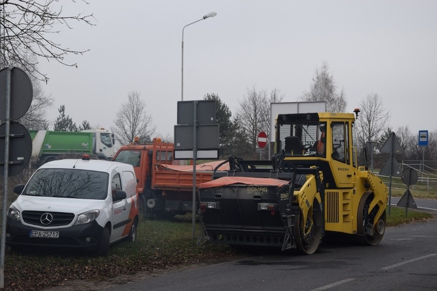 Remonty dróg. Fragment ul. Łódzkiej ma nowe pobocza i wjazdy na posesje, a będzie miał nową nawierzchnię