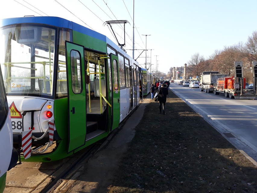 Autobus zablokował torowisko przy Wałach. "Szóstki" jeżdżą objazdem