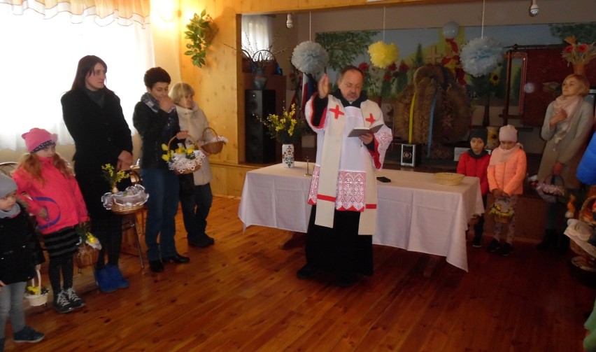 Poświęcenie pokarmów na stół wielkanocny w parafii Skalbmierz [GALERIA]