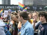 Parada gejów w centrum Paryża [zobacz wideo]