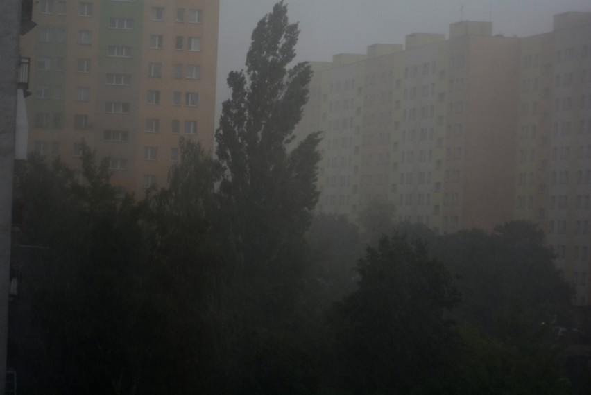 Burza nad Radomiem w obiektywie Joanny Gołąbek oraz...