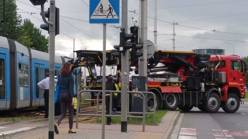 Tramwajowy paraliż na Legnickiej. Awaria i wykolejenie (ZDJĘCIA)