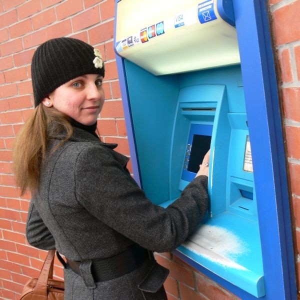 Aleksandra Nowak z Tarnobrzega: - Jestem ostrożna. Gdy wstukuję numer PIN, klawiaturę zakrywam ręką i pilnuję, by nikt nie patrzył mi przez ramię.