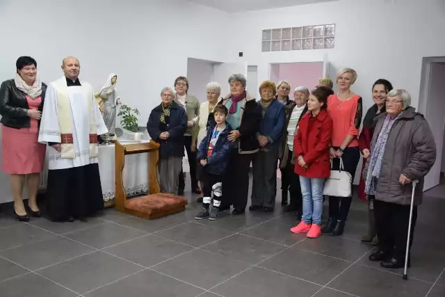 Członkowie i przyjaciele stowarzyszenia przyszli w sobotni poranek, by wraz z księdzem Markiem Maciążkiem pomodlić się za szczęśliwe otwarcie obiektu dla nieuleczalnie chorych.