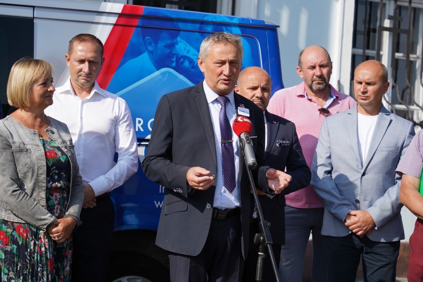 Kampania promocyjna programu „Rodzina 800 plus” w Jędrzejowie. Program ruszy od 2023 roku