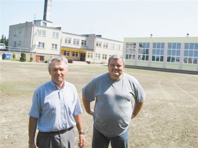 Sołtys Alfons Walczyk (od lewej) i dyrektor Ryszard Reszczyński  mówią , że czekali na te salę od wielu lat. (fot. Beata Szczerbaniewicz)