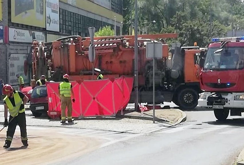 Tragiczny wypadek w Cieszynie na rondzie. Zginełą pasażerka....