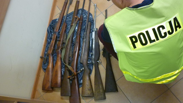 Policjanci ustalili, że 48-letni mieszkaniec Ełku może nielegalnie posiadać amunicję i broń.